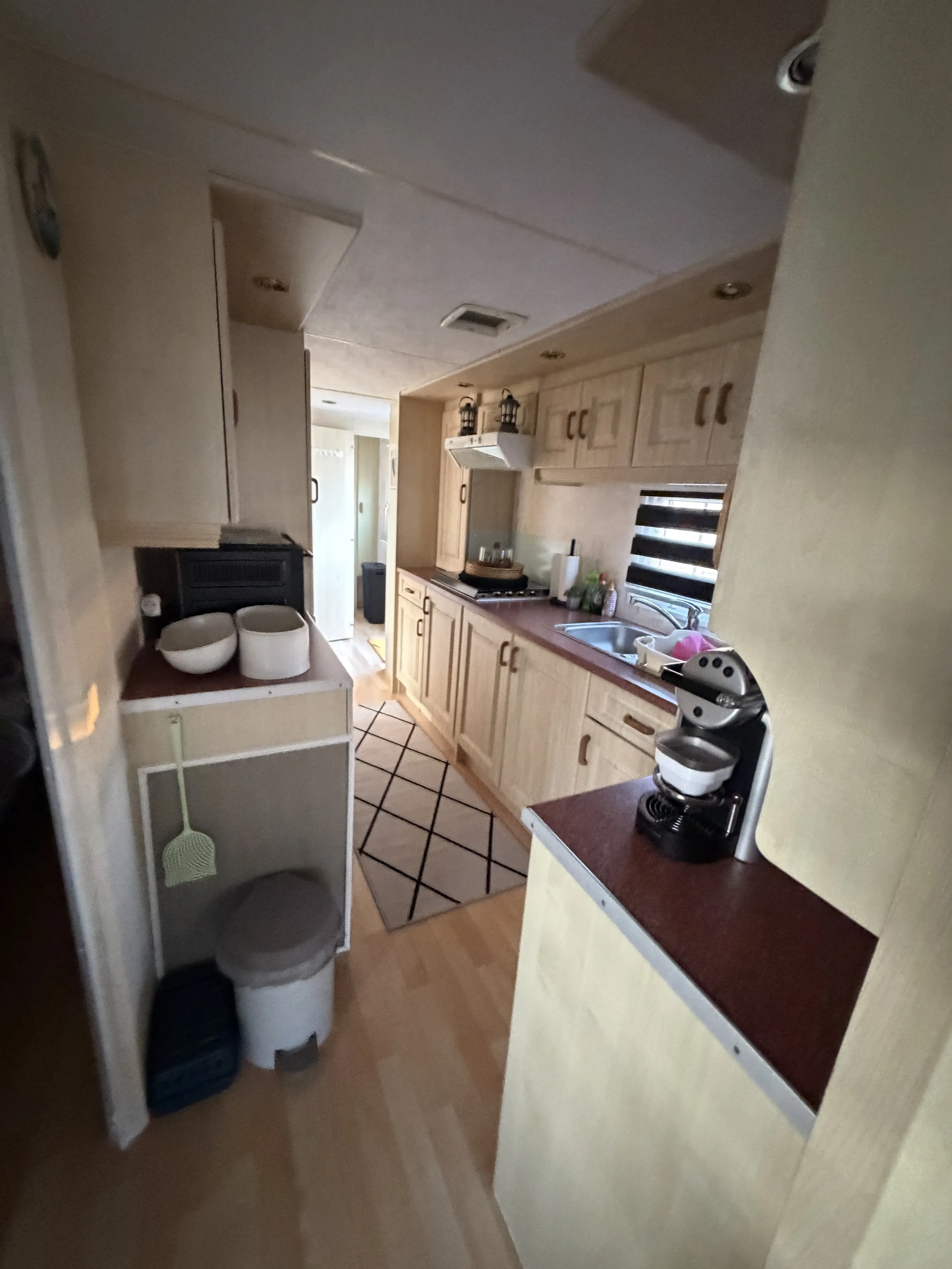 Rodeo Caravan - Instapklare en goed onderhouden sta-caravan 2 slaapkamers