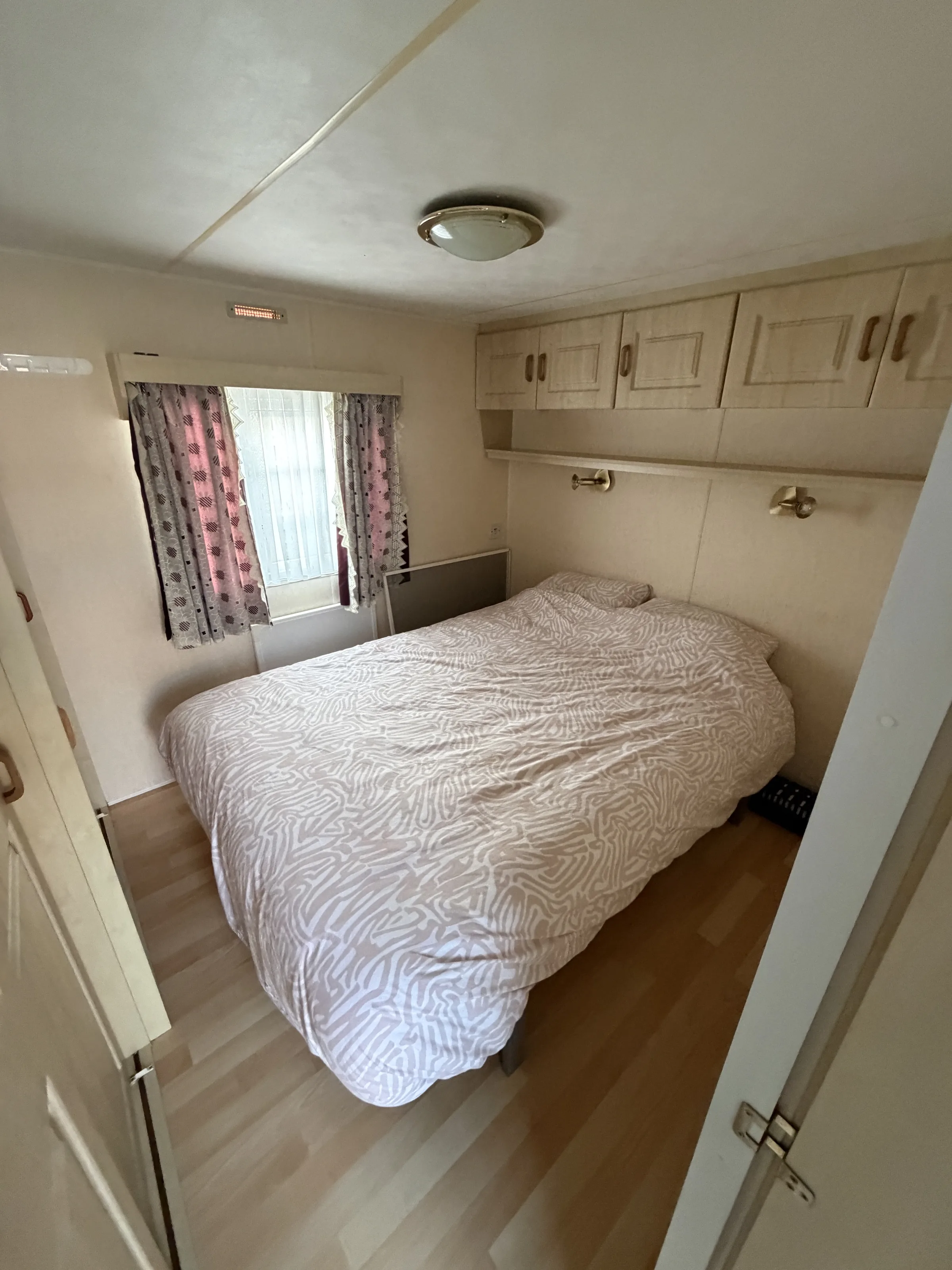 Rodeo Caravan - Instapklare en goed onderhouden sta-caravan 2 slaapkamers