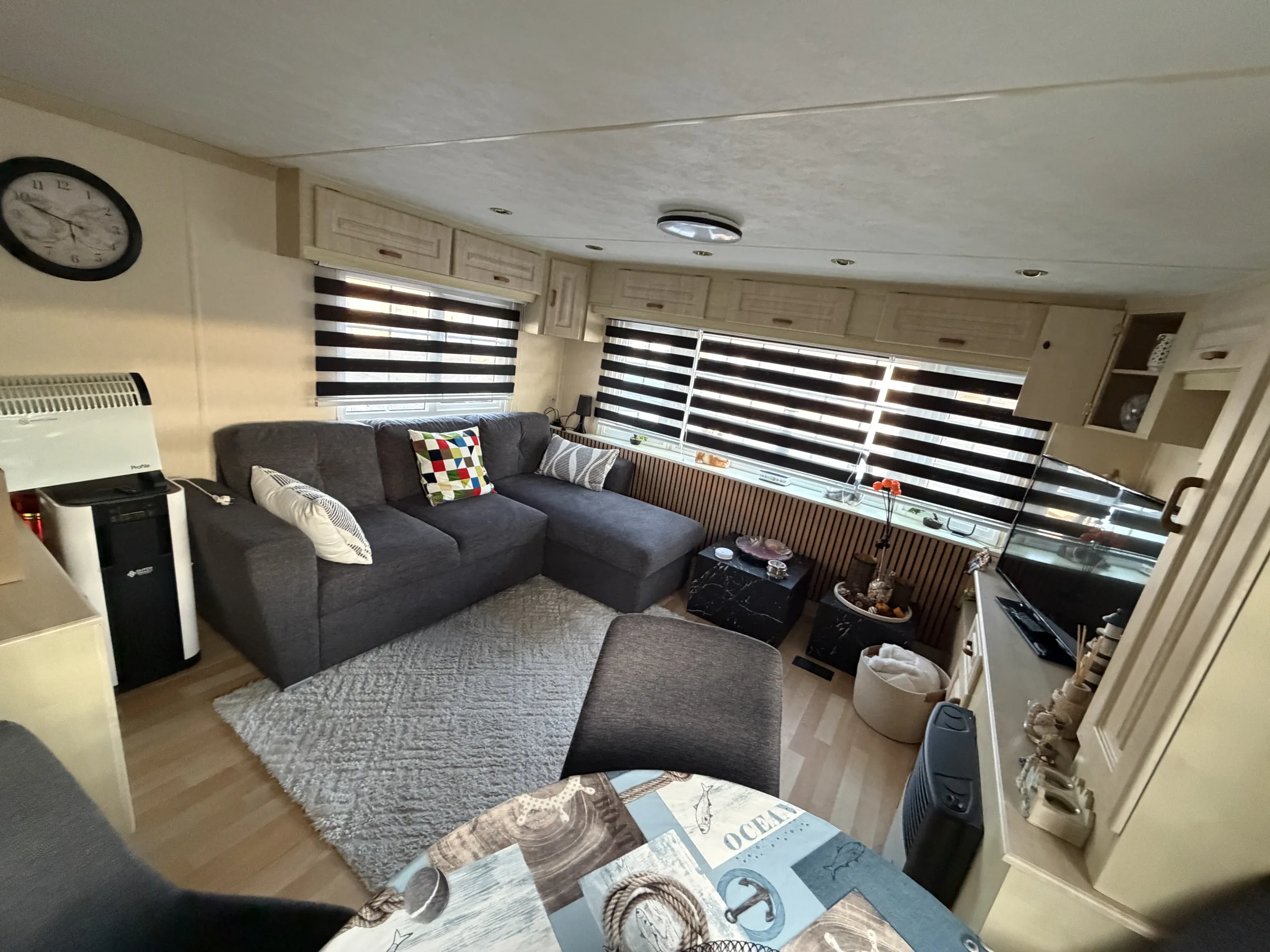 Rodeo Caravan - Instapklare en goed onderhouden sta-caravan 2 slaapkamers